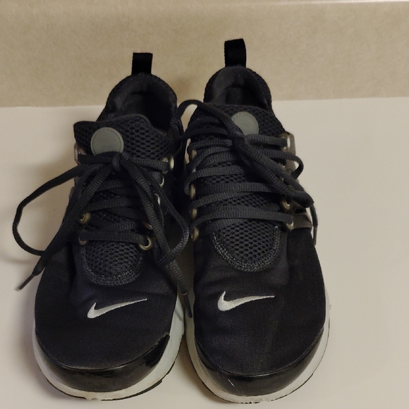 Nike Kids Black and White Athletic Shoes - Picture 3 of 9